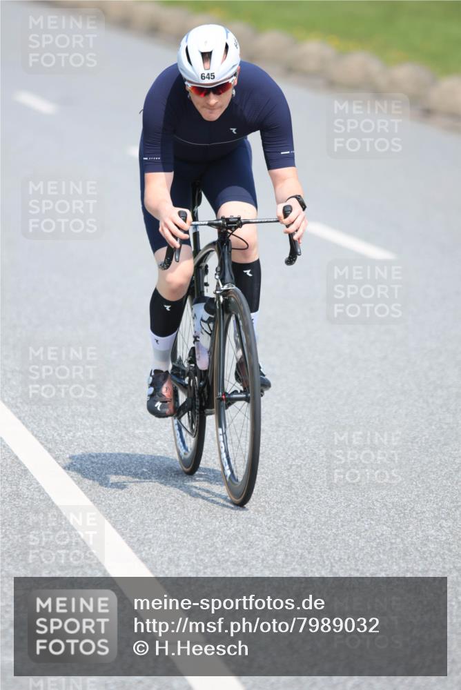21.06.2025 - 27. Vierlanden-Triathlon H.Heesch http://msf.ph/oto/7989032 15.06.2025 11:45:37 Radfahren 645, 728, 733 meine-sportfotos.de