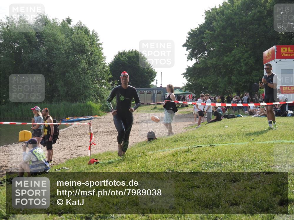 15.06.2025 - 27. Vierlanden-Triathlon KatJ http://msf.ph/oto/7989038 15.06.2025 09:07:03 Schwimmen 212, 251 meine-sportfotos.de