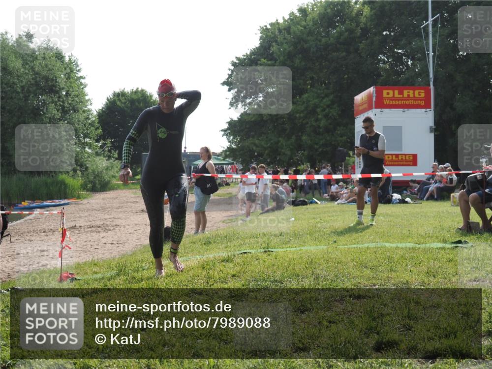 15.06.2025 - 27. Vierlanden-Triathlon KatJ http://msf.ph/oto/7989088 15.06.2025 09:07:04 Schwimmen 212, 251 meine-sportfotos.de