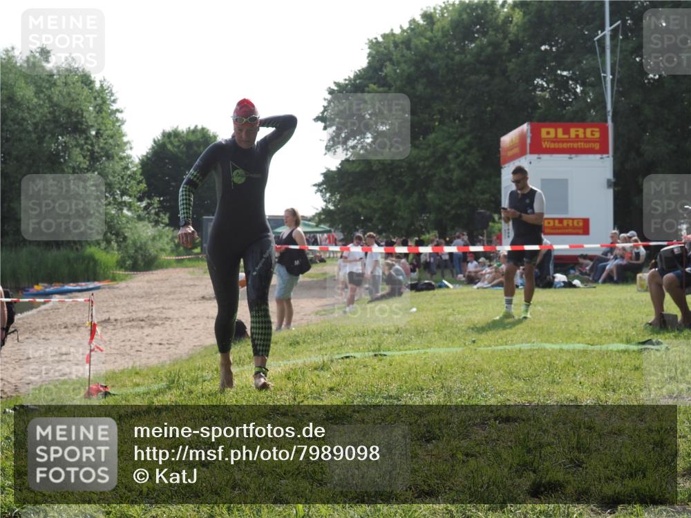 15.06.2025 - 27. Vierlanden-Triathlon KatJ http://msf.ph/oto/7989098 15.06.2025 09:07:04 Schwimmen 212, 251 meine-sportfotos.de