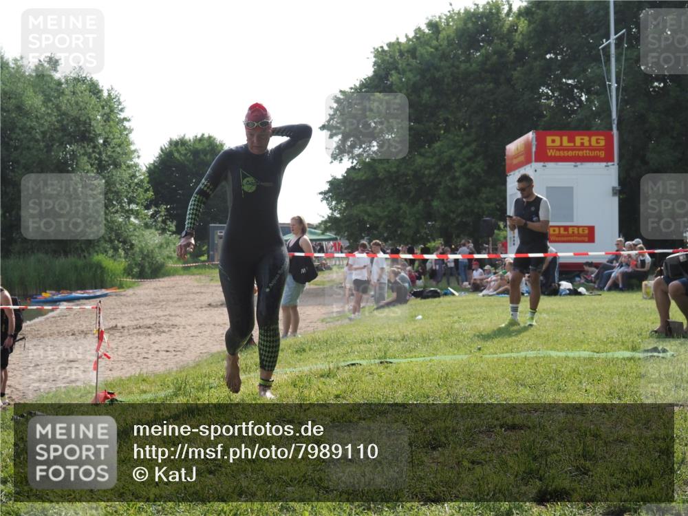 15.06.2025 - 27. Vierlanden-Triathlon KatJ http://msf.ph/oto/7989110 15.06.2025 09:07:04 Schwimmen 212, 251 meine-sportfotos.de
