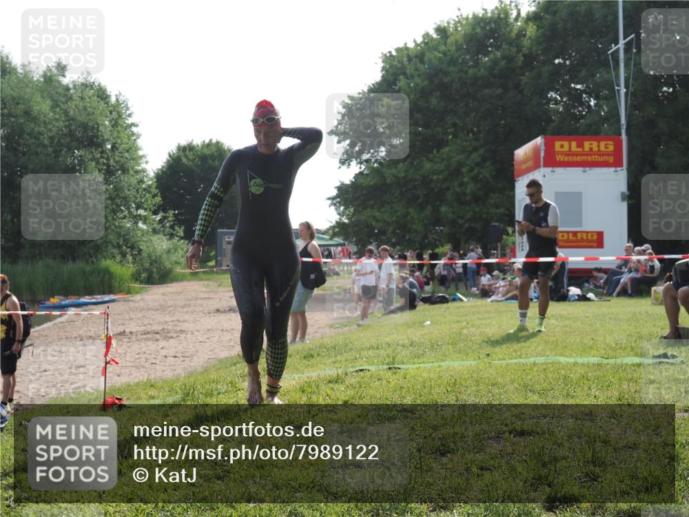 15.06.2025 - 27. Vierlanden-Triathlon KatJ http://msf.ph/oto/7989122 15.06.2025 09:07:04 Schwimmen 212, 251 meine-sportfotos.de