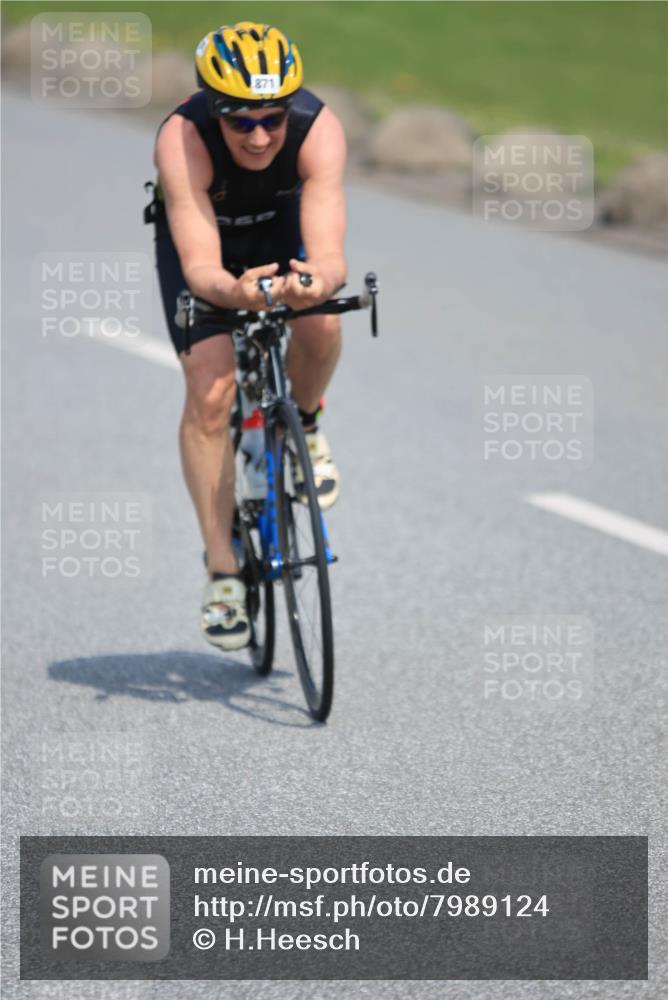 21.06.2025 - 27. Vierlanden-Triathlon H.Heesch http://msf.ph/oto/7989124 15.06.2025 11:46:09 Radfahren 215, 663, 743, 803, 886 meine-sportfotos.de
