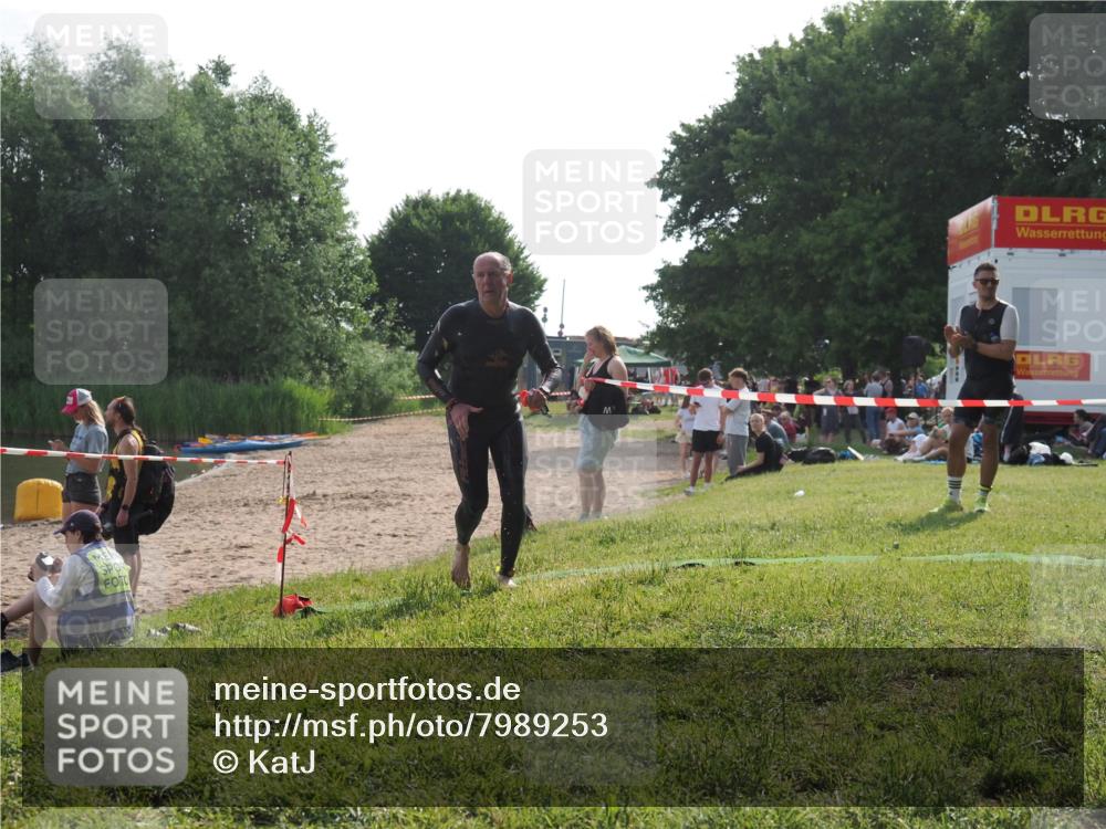 15.06.2025 - 27. Vierlanden-Triathlon KatJ http://msf.ph/oto/7989253 15.06.2025 09:07:12 Schwimmen 231, 251 meine-sportfotos.de