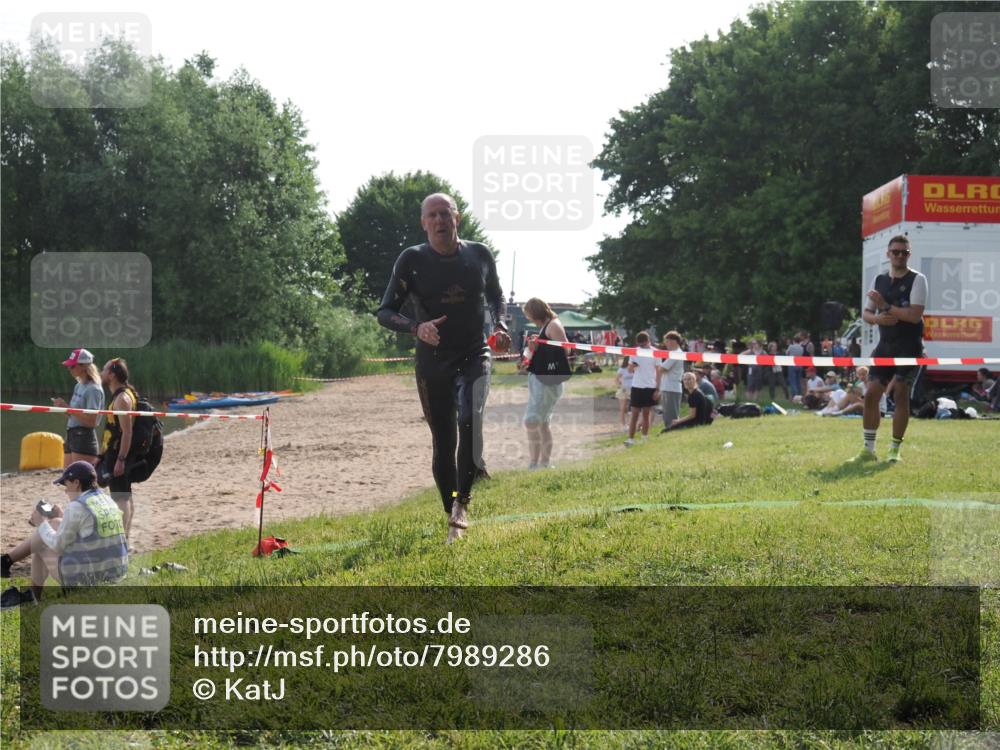 15.06.2025 - 27. Vierlanden-Triathlon KatJ http://msf.ph/oto/7989286 15.06.2025 09:07:12 Schwimmen 231, 251 meine-sportfotos.de