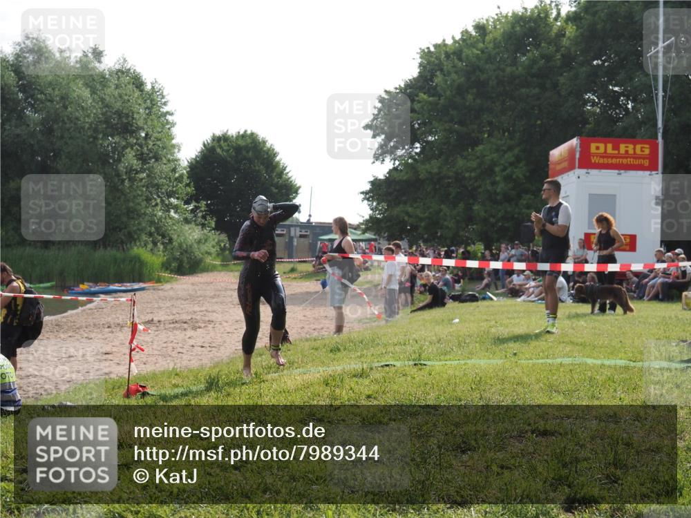 15.06.2025 - 27. Vierlanden-Triathlon KatJ http://msf.ph/oto/7989344 15.06.2025 09:08:38 Schwimmen 226 meine-sportfotos.de