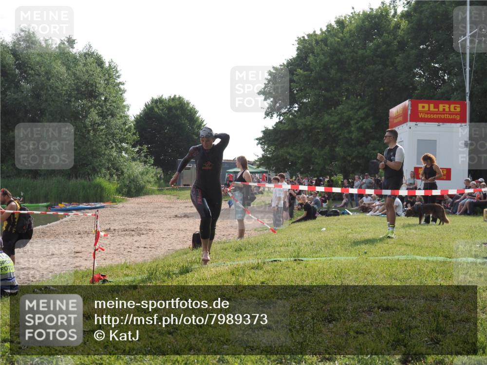 15.06.2025 - 27. Vierlanden-Triathlon KatJ http://msf.ph/oto/7989373 15.06.2025 09:08:38 Schwimmen 226 meine-sportfotos.de