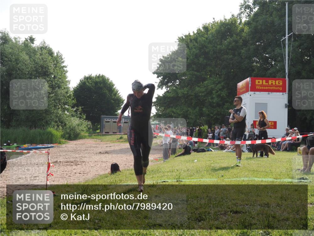 15.06.2025 - 27. Vierlanden-Triathlon KatJ http://msf.ph/oto/7989420 15.06.2025 09:08:39 Schwimmen 226 meine-sportfotos.de