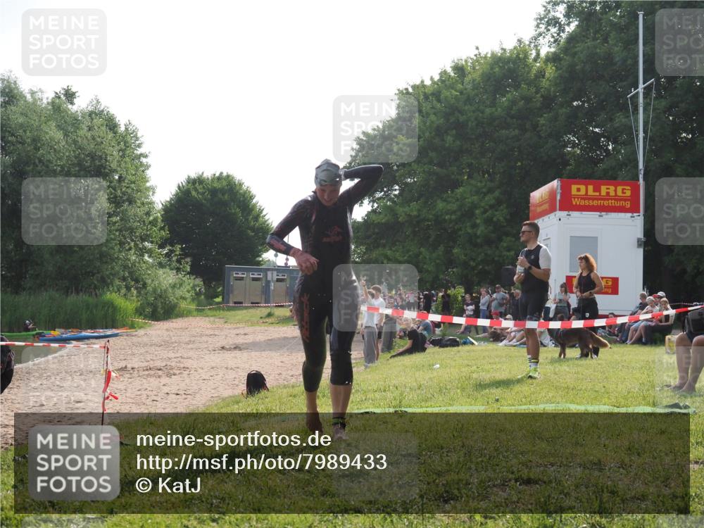 15.06.2025 - 27. Vierlanden-Triathlon KatJ http://msf.ph/oto/7989433 15.06.2025 09:08:39 Schwimmen 226 meine-sportfotos.de