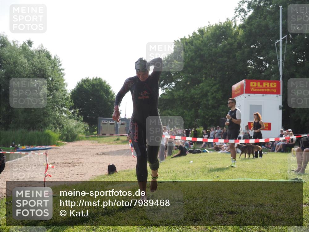 15.06.2025 - 27. Vierlanden-Triathlon KatJ http://msf.ph/oto/7989468 15.06.2025 09:08:40 Schwimmen 226 meine-sportfotos.de