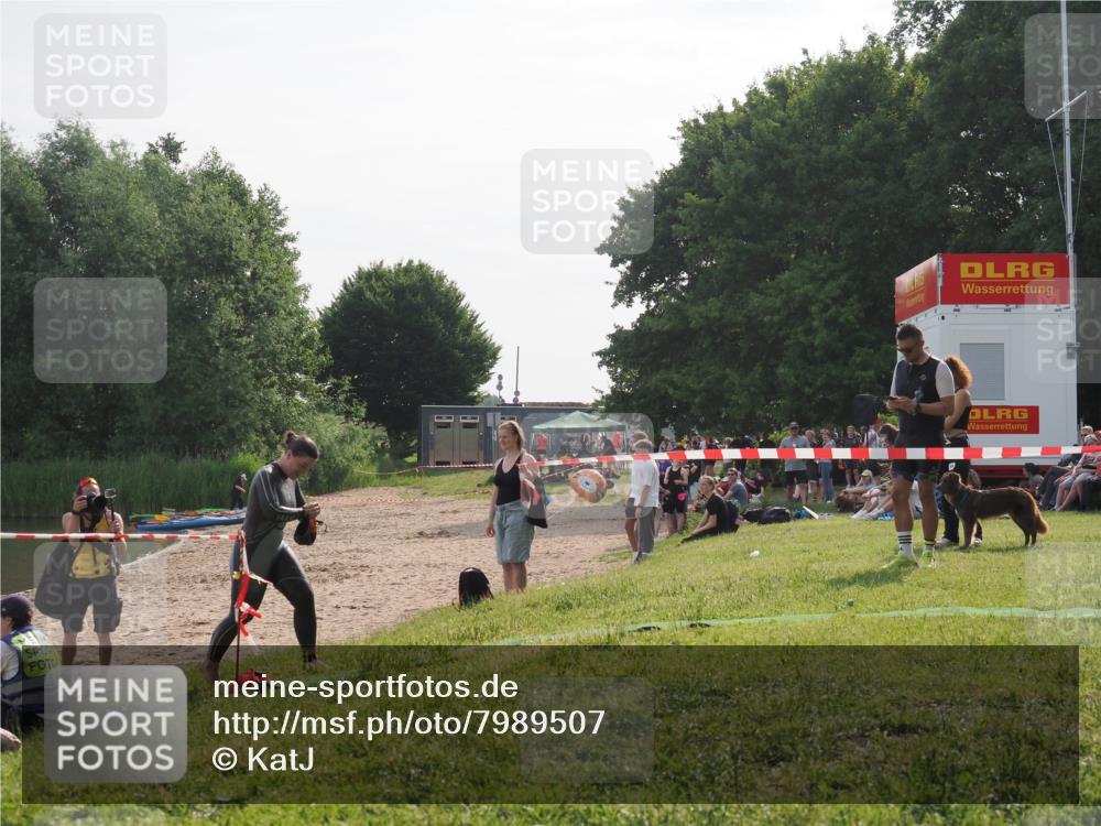 15.06.2025 - 27. Vierlanden-Triathlon KatJ http://msf.ph/oto/7989507 15.06.2025 09:08:59 Schwimmen 199 meine-sportfotos.de