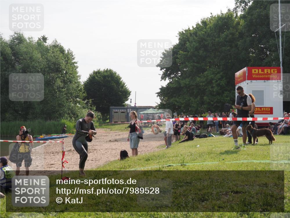 15.06.2025 - 27. Vierlanden-Triathlon KatJ http://msf.ph/oto/7989528 15.06.2025 09:08:59 Schwimmen 199 meine-sportfotos.de