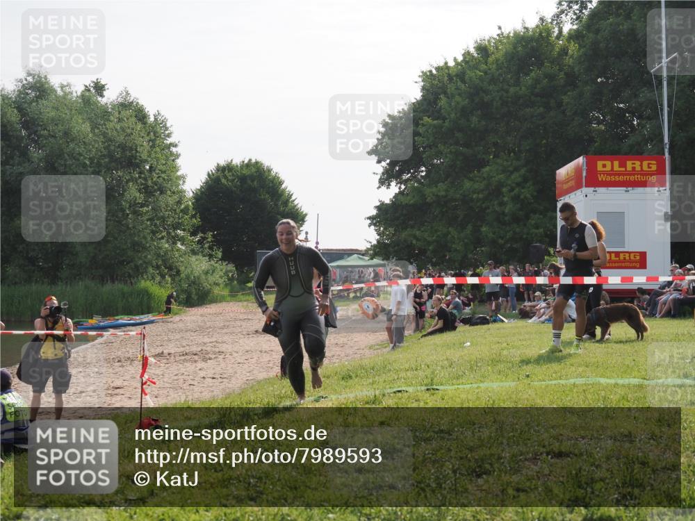 15.06.2025 - 27. Vierlanden-Triathlon KatJ http://msf.ph/oto/7989593 15.06.2025 09:09:00 Schwimmen 199, 204 meine-sportfotos.de