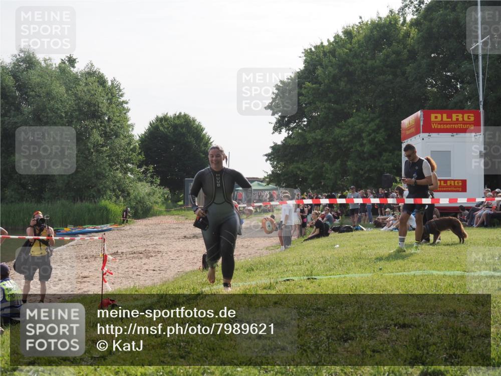 15.06.2025 - 27. Vierlanden-Triathlon KatJ http://msf.ph/oto/7989621 15.06.2025 09:09:00 Schwimmen 199, 204 meine-sportfotos.de