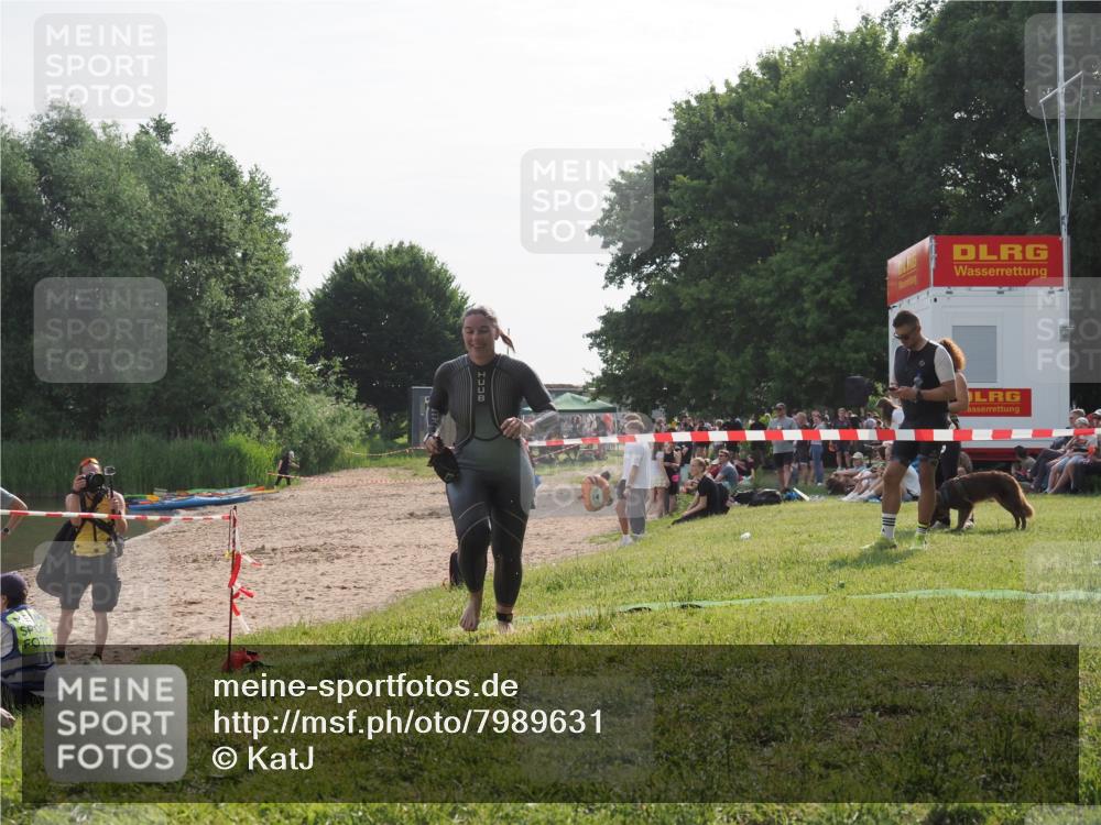 15.06.2025 - 27. Vierlanden-Triathlon KatJ http://msf.ph/oto/7989631 15.06.2025 09:09:00 Schwimmen 199, 204 meine-sportfotos.de