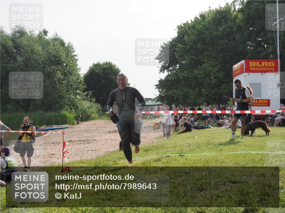15.06.2025 - 27. Vierlanden-Triathlon KatJ http://msf.ph/oto/7989643 15.06.2025 09:09:01 Schwimmen 199, 204 meine-sportfotos.de