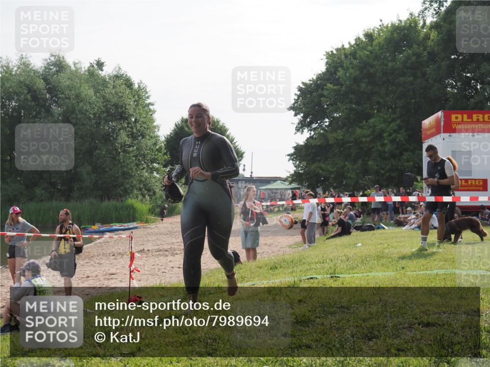 15.06.2025 - 27. Vierlanden-Triathlon KatJ http://msf.ph/oto/7989694 15.06.2025 09:09:01 Schwimmen 199, 204 meine-sportfotos.de