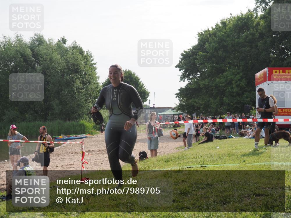 15.06.2025 - 27. Vierlanden-Triathlon KatJ http://msf.ph/oto/7989705 15.06.2025 09:09:01 Schwimmen 199, 204 meine-sportfotos.de