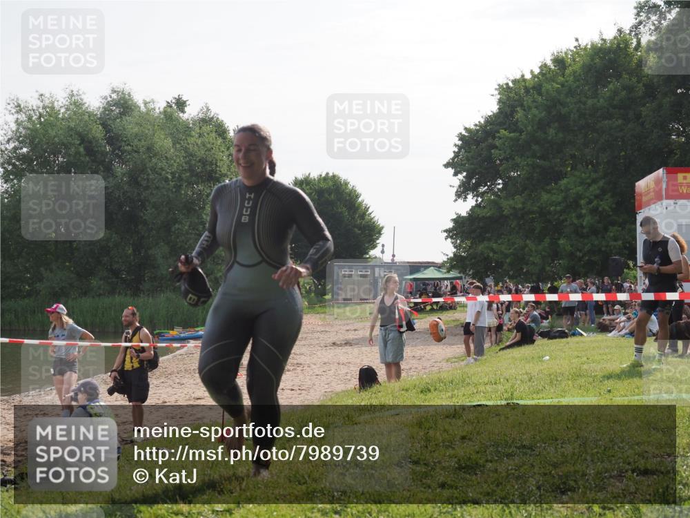 15.06.2025 - 27. Vierlanden-Triathlon KatJ http://msf.ph/oto/7989739 15.06.2025 09:09:02 Schwimmen 199, 204 meine-sportfotos.de