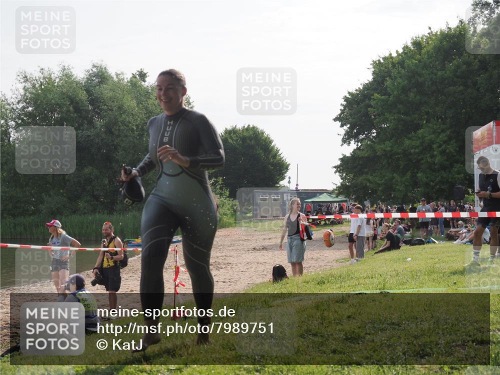 15.06.2025 - 27. Vierlanden-Triathlon KatJ http://msf.ph/oto/7989751 15.06.2025 09:09:02 Schwimmen 199, 204 meine-sportfotos.de