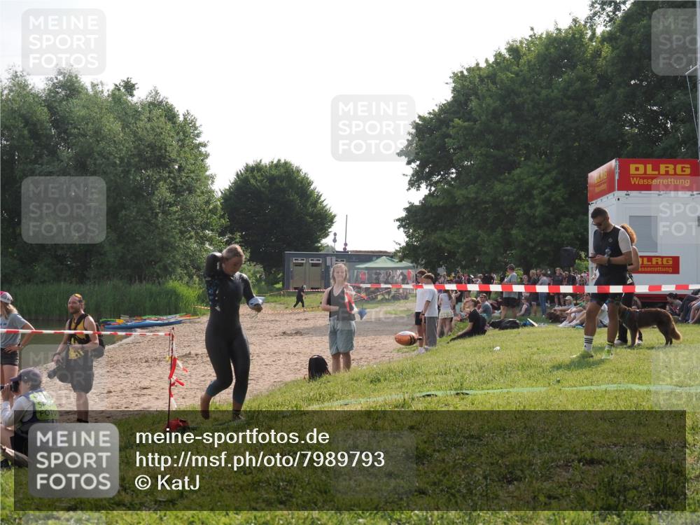 15.06.2025 - 27. Vierlanden-Triathlon KatJ http://msf.ph/oto/7989793 15.06.2025 09:09:06 Schwimmen 199, 204 meine-sportfotos.de