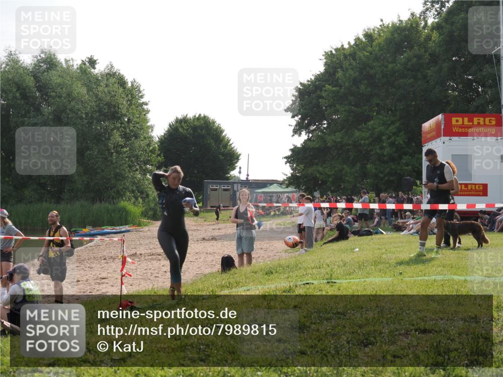 15.06.2025 - 27. Vierlanden-Triathlon KatJ http://msf.ph/oto/7989815 15.06.2025 09:09:06 Schwimmen 199, 204 meine-sportfotos.de