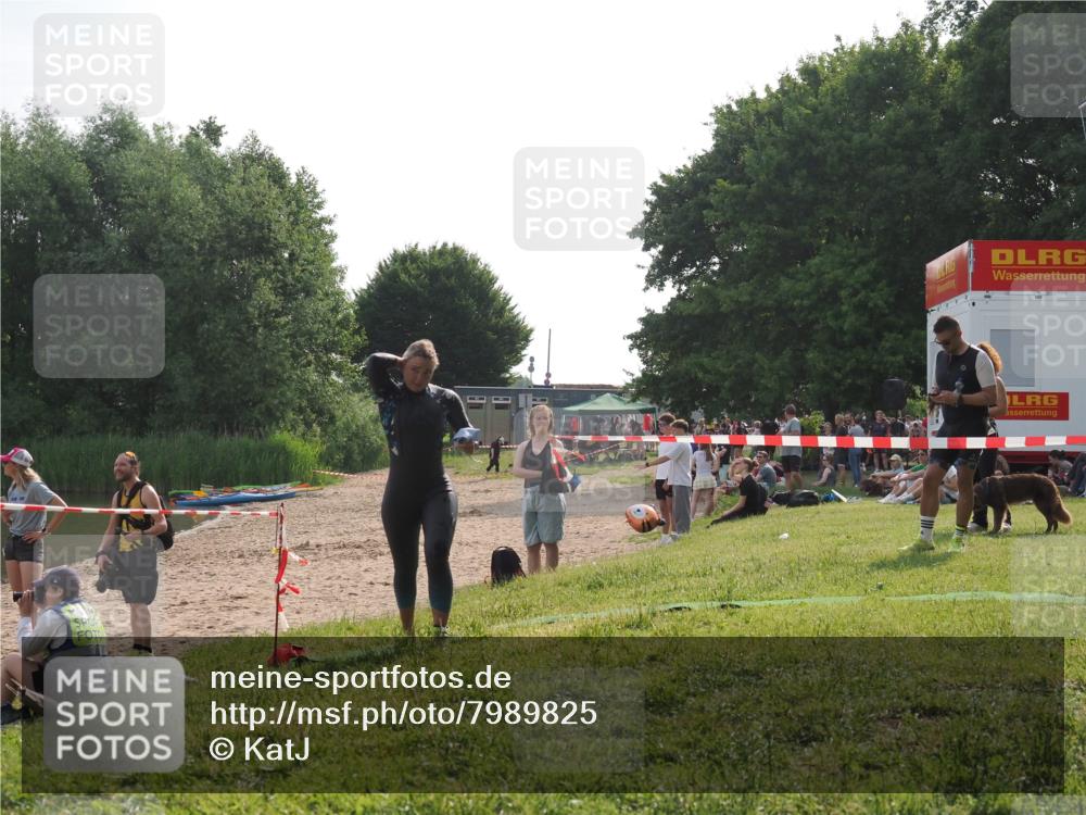 15.06.2025 - 27. Vierlanden-Triathlon KatJ http://msf.ph/oto/7989825 15.06.2025 09:09:07 Schwimmen 199, 204 meine-sportfotos.de