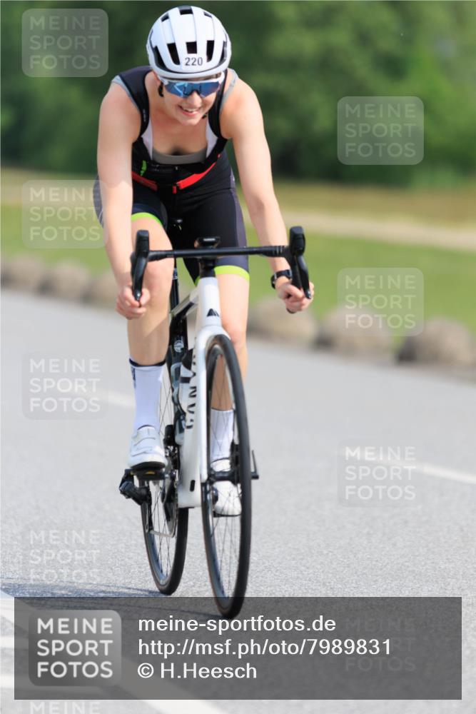 15.06.2025 - 27. Vierlanden-Triathlon H.Heesch http://msf.ph/oto/7989831 15.06.2025 09:43:02 Radfahren 25, 196, 220 meine-sportfotos.de