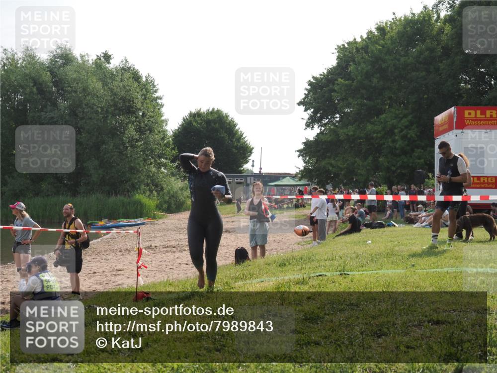 15.06.2025 - 27. Vierlanden-Triathlon KatJ http://msf.ph/oto/7989843 15.06.2025 09:09:07 Schwimmen 199, 204 meine-sportfotos.de