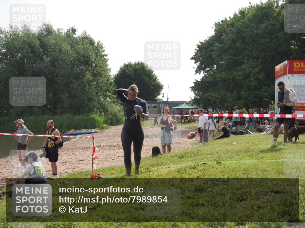 15.06.2025 - 27. Vierlanden-Triathlon KatJ http://msf.ph/oto/7989854 15.06.2025 09:09:07 Schwimmen 199, 204 meine-sportfotos.de