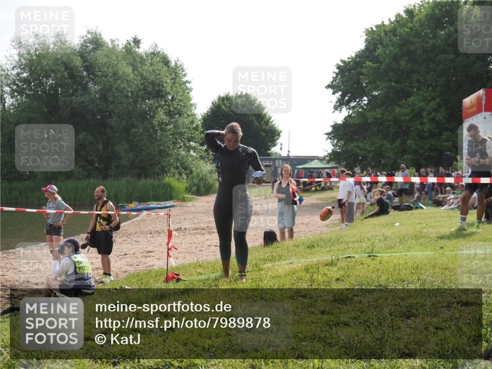 15.06.2025 - 27. Vierlanden-Triathlon KatJ http://msf.ph/oto/7989878 15.06.2025 09:09:08 Schwimmen 199, 204 meine-sportfotos.de
