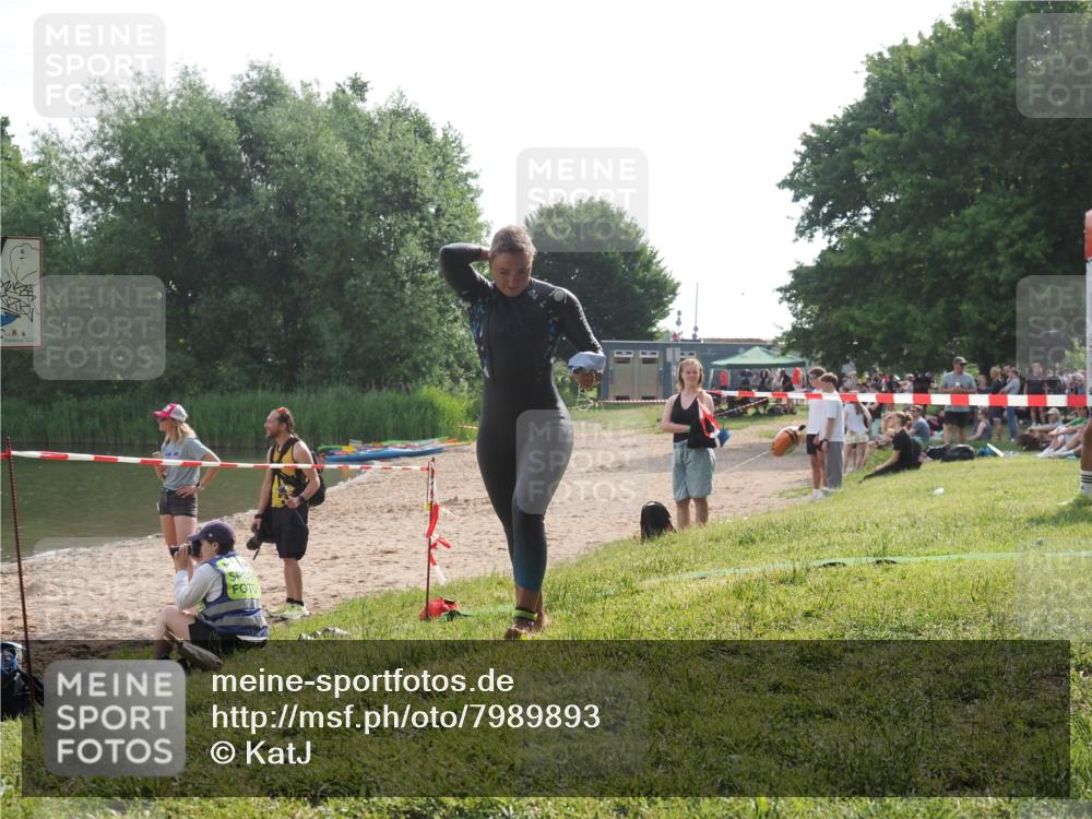 15.06.2025 - 27. Vierlanden-Triathlon KatJ http://msf.ph/oto/7989893 15.06.2025 09:09:08 Schwimmen 199, 204 meine-sportfotos.de
