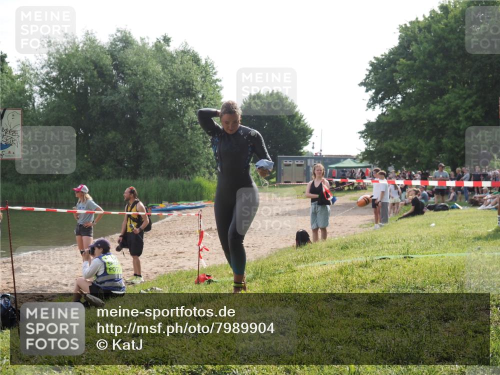 15.06.2025 - 27. Vierlanden-Triathlon KatJ http://msf.ph/oto/7989904 15.06.2025 09:09:09 Schwimmen 199, 204 meine-sportfotos.de