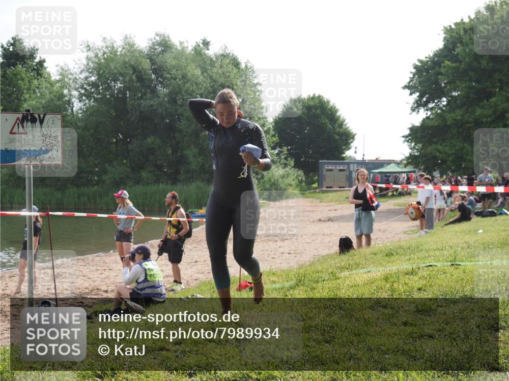15.06.2025 - 27. Vierlanden-Triathlon KatJ http://msf.ph/oto/7989934 15.06.2025 09:09:09 Schwimmen 199, 204 meine-sportfotos.de