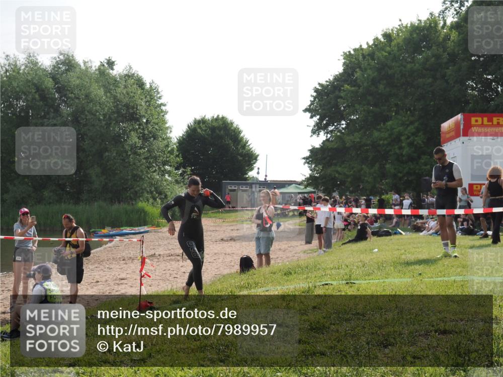15.06.2025 - 27. Vierlanden-Triathlon KatJ http://msf.ph/oto/7989957 15.06.2025 09:09:23 Schwimmen 224 meine-sportfotos.de