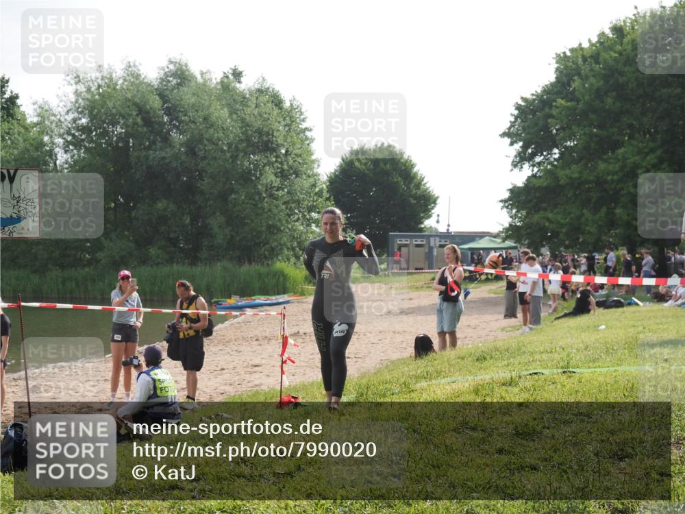 15.06.2025 - 27. Vierlanden-Triathlon KatJ http://msf.ph/oto/7990020 15.06.2025 09:09:24 Schwimmen 224 meine-sportfotos.de