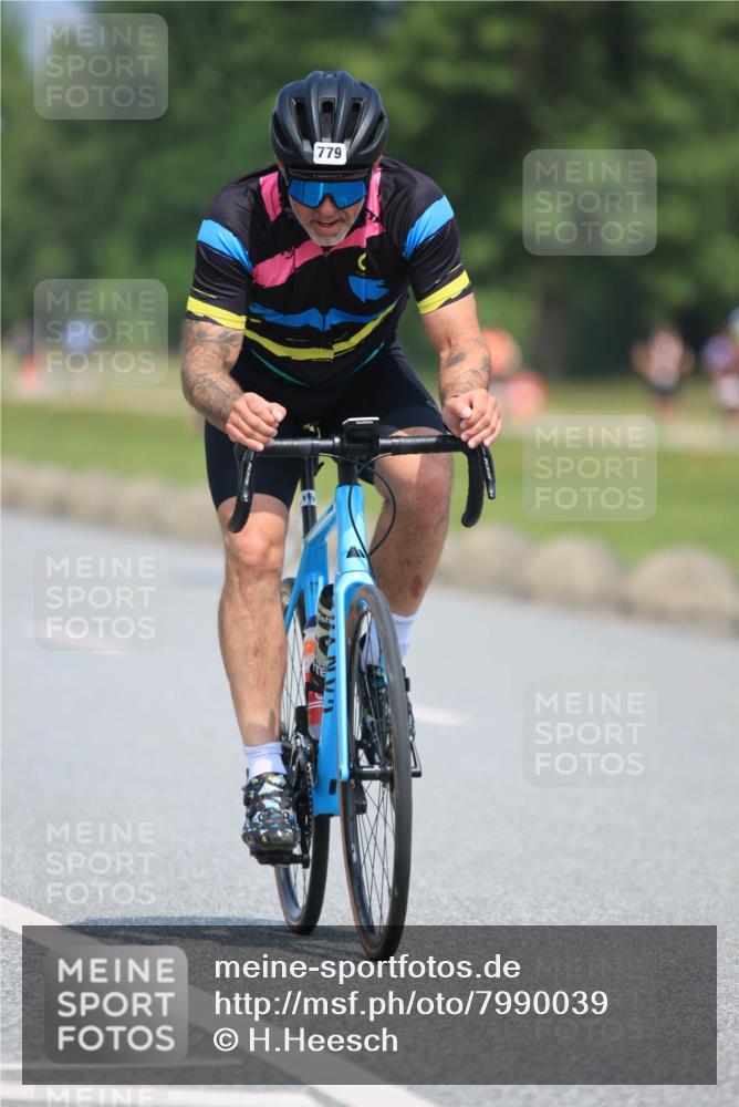 21.06.2025 - 27. Vierlanden-Triathlon H.Heesch http://msf.ph/oto/7990039 15.06.2025 11:49:31 Radfahren 779, 828, 855 meine-sportfotos.de