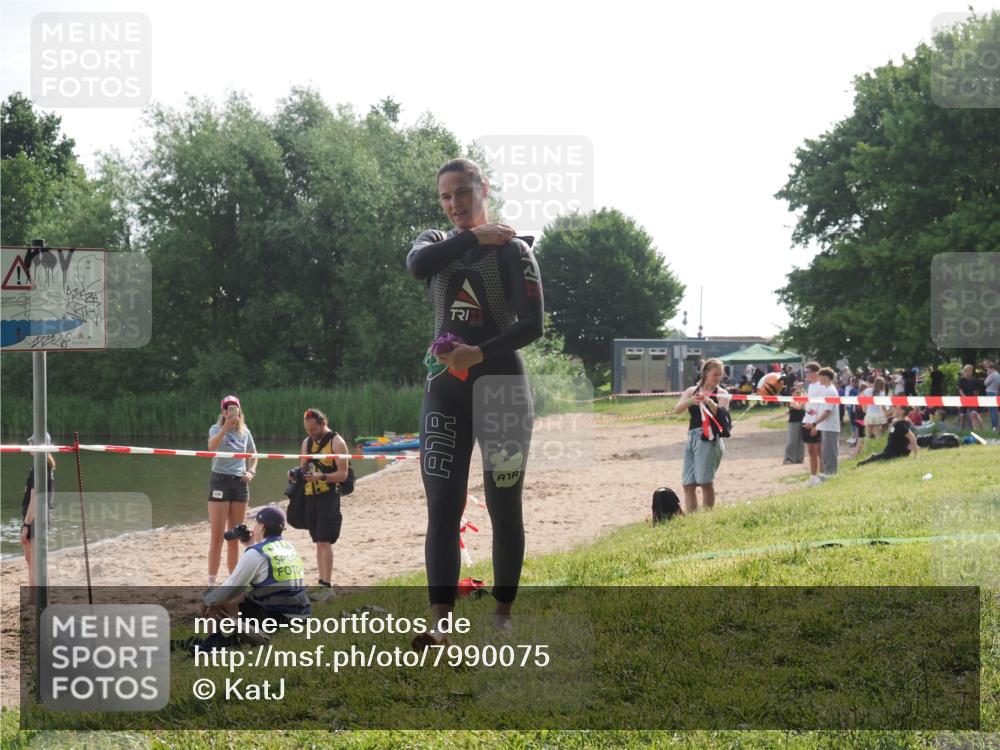 15.06.2025 - 27. Vierlanden-Triathlon KatJ http://msf.ph/oto/7990075 15.06.2025 09:09:27 Schwimmen 224 meine-sportfotos.de