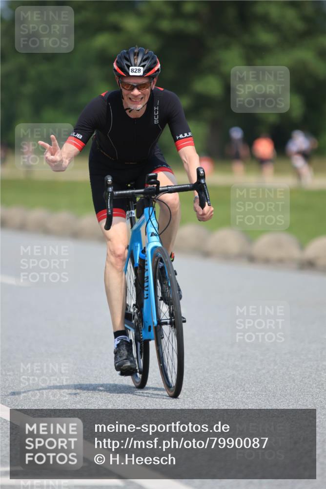21.06.2025 - 27. Vierlanden-Triathlon H.Heesch http://msf.ph/oto/7990087 15.06.2025 11:49:39 Radfahren 810, 828, 845 meine-sportfotos.de
