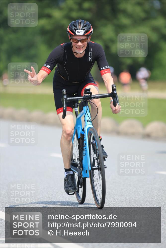 21.06.2025 - 27. Vierlanden-Triathlon H.Heesch http://msf.ph/oto/7990094 15.06.2025 11:49:39 Radfahren 810, 828, 845 meine-sportfotos.de