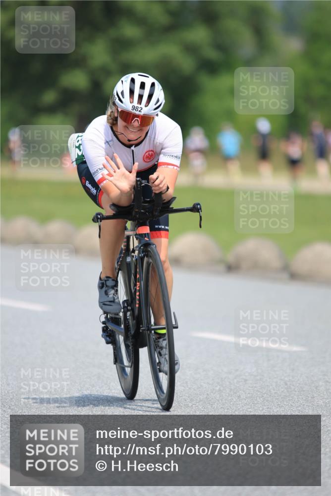 21.06.2025 - 27. Vierlanden-Triathlon H.Heesch http://msf.ph/oto/7990103 15.06.2025 11:49:40 Radfahren 810, 828, 845 meine-sportfotos.de