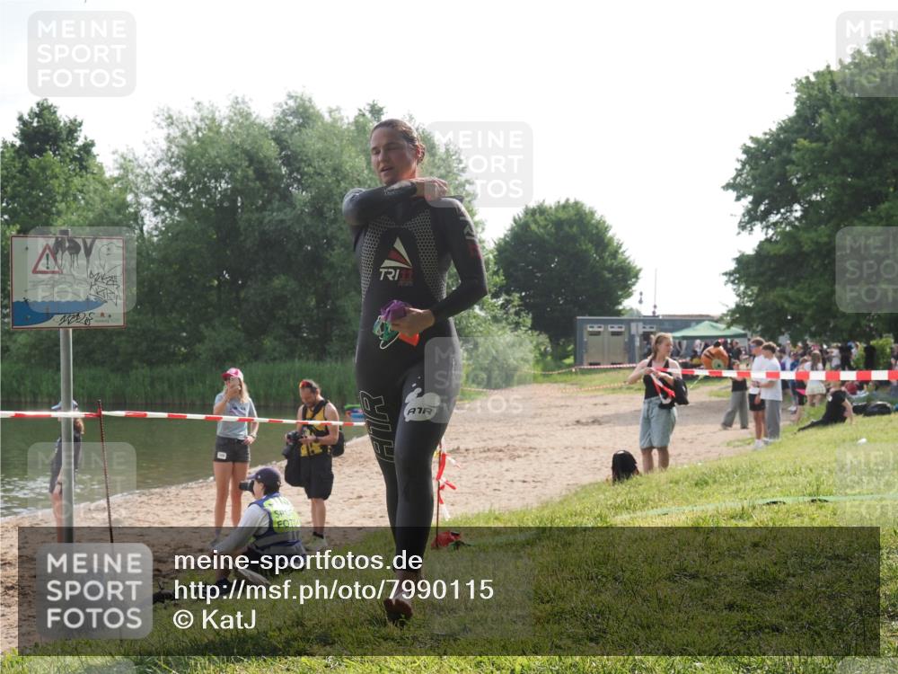 15.06.2025 - 27. Vierlanden-Triathlon KatJ http://msf.ph/oto/7990115 15.06.2025 09:09:27 Schwimmen 224 meine-sportfotos.de