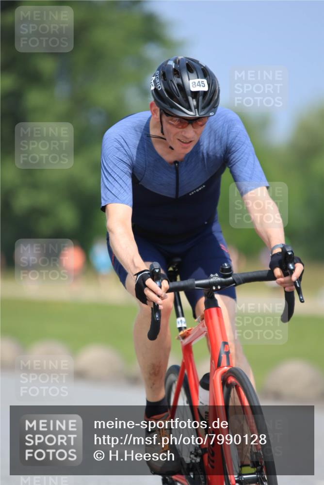 21.06.2025 - 27. Vierlanden-Triathlon H.Heesch http://msf.ph/oto/7990128 15.06.2025 11:49:42 Radfahren 810, 828, 845 meine-sportfotos.de