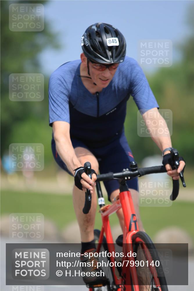 21.06.2025 - 27. Vierlanden-Triathlon H.Heesch http://msf.ph/oto/7990140 15.06.2025 11:49:42 Radfahren 810, 828, 845 meine-sportfotos.de