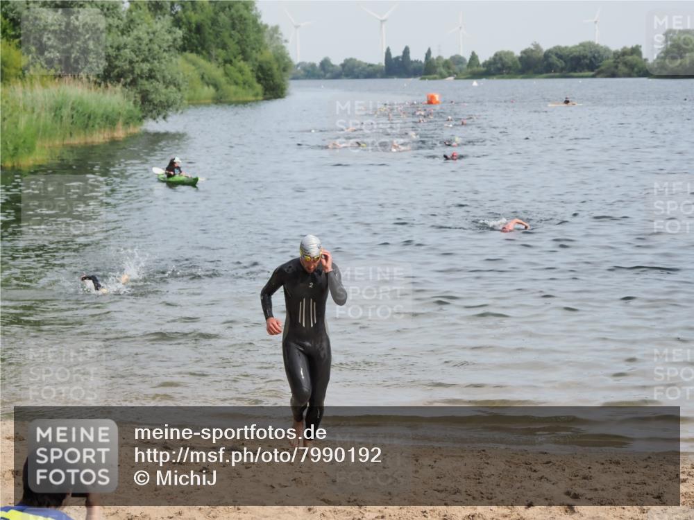 21.06.2025 - 27. Vierlanden-Triathlon MichiJ http://msf.ph/oto/7990192 15.06.2026 09:52:56 Schwimmen 328 meine-sportfotos.de