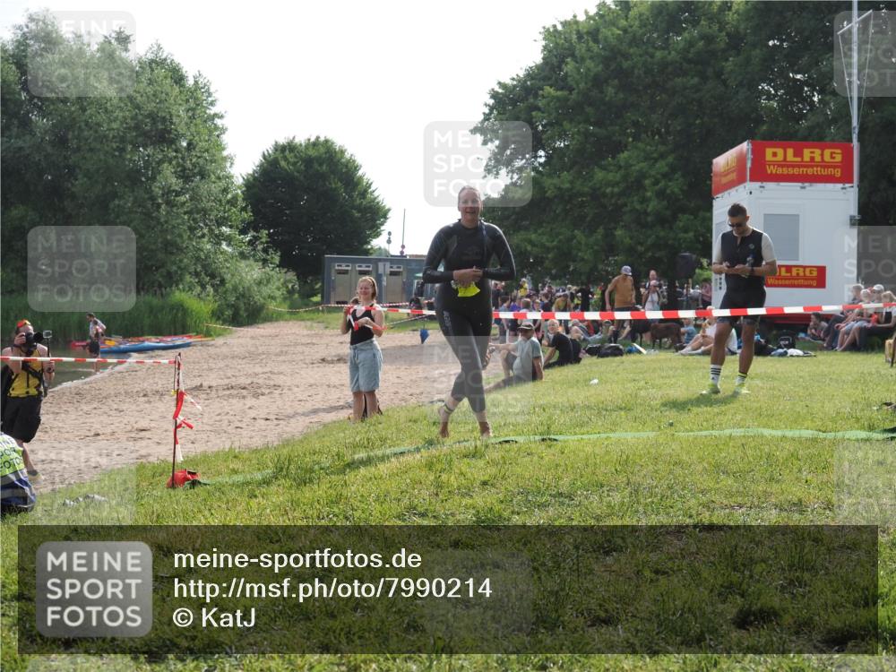15.06.2025 - 27. Vierlanden-Triathlon KatJ http://msf.ph/oto/7990214 15.06.2025 09:10:22 Schwimmen 213, 250 meine-sportfotos.de