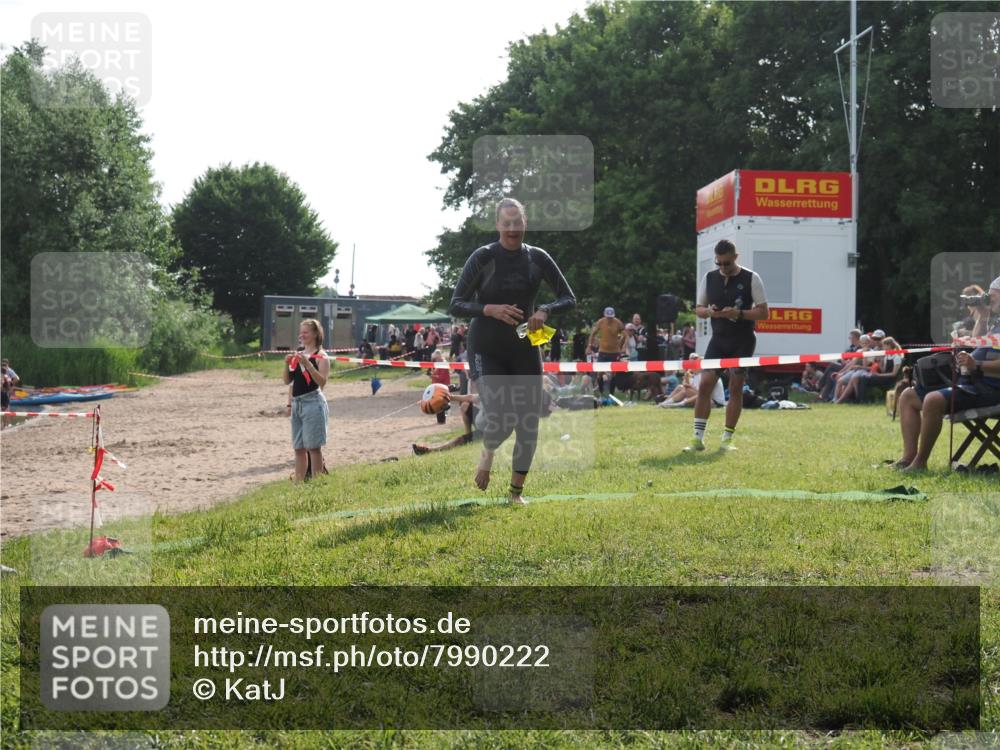 15.06.2025 - 27. Vierlanden-Triathlon KatJ http://msf.ph/oto/7990222 15.06.2025 09:10:23 Schwimmen 213, 218, 250 meine-sportfotos.de