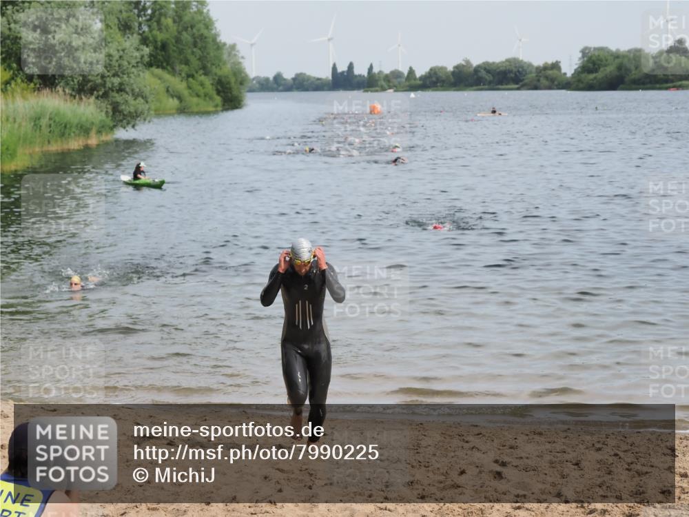 21.06.2025 - 27. Vierlanden-Triathlon MichiJ http://msf.ph/oto/7990225 15.06.2026 09:52:57 Schwimmen 328 meine-sportfotos.de