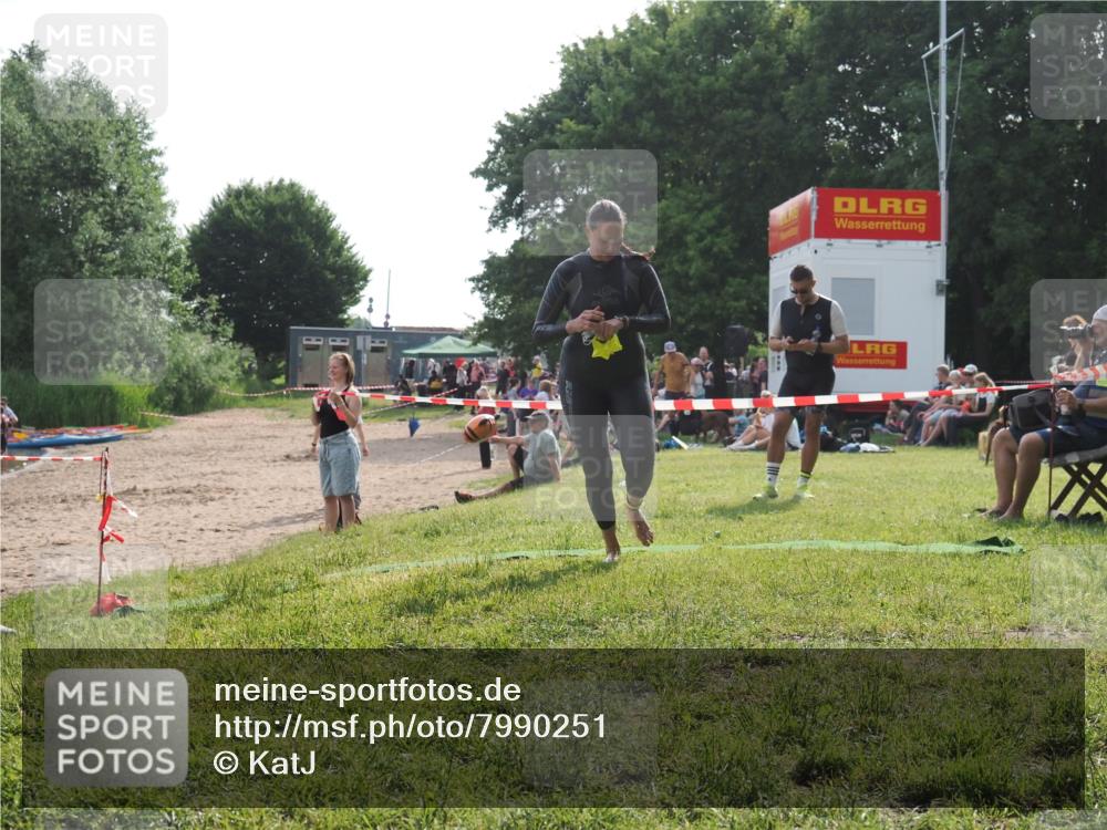 15.06.2025 - 27. Vierlanden-Triathlon KatJ http://msf.ph/oto/7990251 15.06.2025 09:10:23 Schwimmen 213, 218, 250 meine-sportfotos.de