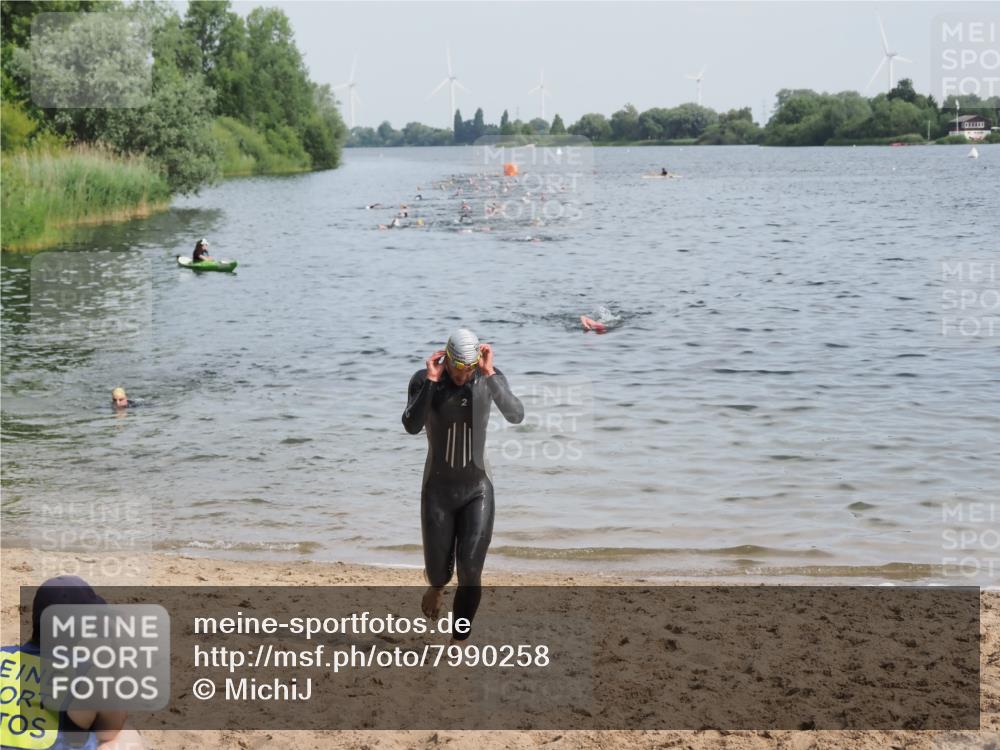 21.06.2025 - 27. Vierlanden-Triathlon MichiJ http://msf.ph/oto/7990258 15.06.2026 09:52:58 Schwimmen 328 meine-sportfotos.de